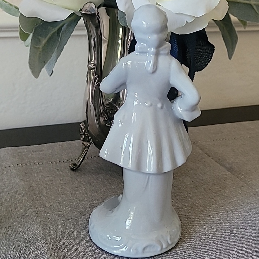 Classic Blue Porcelain Figurine Set - Picture 5 of 6